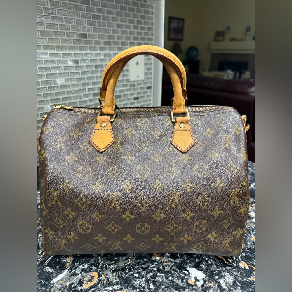 LOUIS VUITTON Speedy 30 
Monogram Satchel with COA
